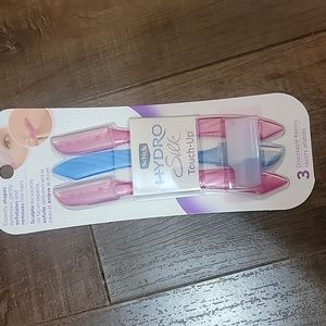 DISPOSABLE  RAZORS